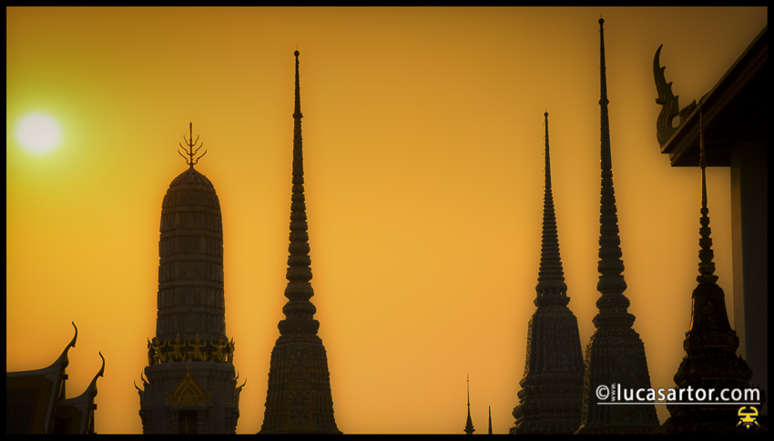 Sunset over the temple in Bangkok - Wat Pho